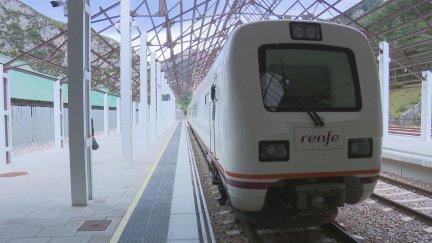 Un tren a su llegada a la estación de Canfranc.