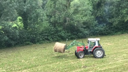 Un tractor realizando labores agrícolas./ Europa Press