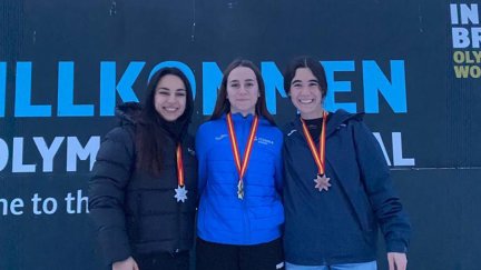Clara Aznar, en el centro, tras revalidar su título de campeona de España de sekeleton.