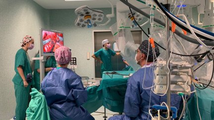 Un equipo de Ginecología del Servet opera por primera vez a una paciente con cirugía robótica.