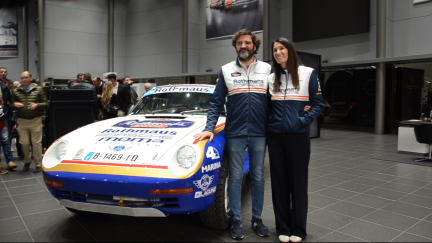 Lidia Ruba posa junto a su marido Juan Morera con el porsche 959 que competirán.