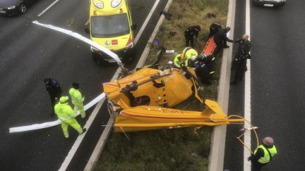 El incidente ha cortado un carril en cada sentido y está complicando la circulación. / EFE. Francisco Javier López