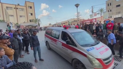 Una ambulancia trasladando heridos en Gaza.