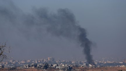 Columna de humo visible en Gaza después de un ataque de Israel. / EFE