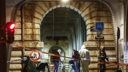 Policía Forense de París investigando la escena del crimen. / EFE