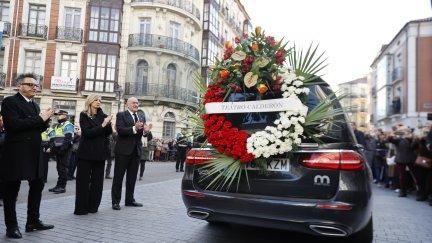 El coche fúnebre llega con los restos mortales de Concha Velasco al Teatro Calderón de Valladolid (España). / Europa Press