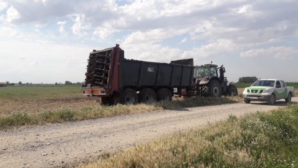 Un camión trabajando en estos campos del barrio de Movera. / Ayuntamiento de Zaragoza