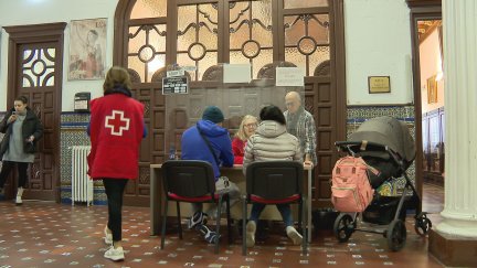 Varias voluntarias atendiendoa personas en Cruz Roja.