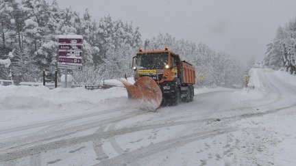 Imagen de archivo de una quitanieves en el Pirineo aragonés. / Europa Press