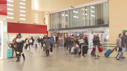 La Estación de Delicias de Zaragoza ha notado durante toda la mañana del martes este ajetreo de viajeros.