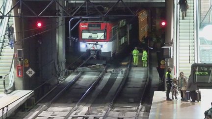 Imagen del tren descarrillado en Atocha.