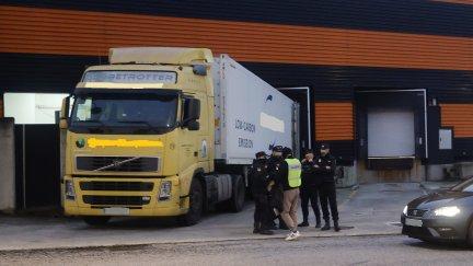Imagen de la operación policial en el polígono industral de Cambre (A Coruña). / EFE