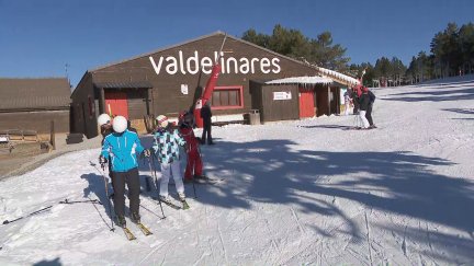 Esquiadores en el primer día de aperturas de pistas en Valdelinares (Teruel).