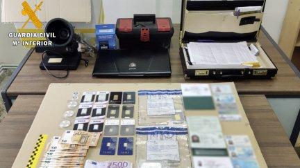 Droga, documentación y dinero incautado por la Guardia Civil.