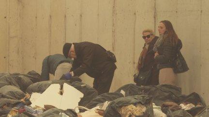 Vecinos del edificio derrumbado en Teruel buscando entre los enseres recuperados.
