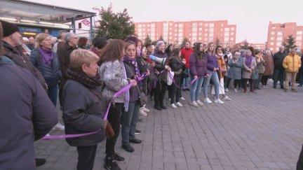 Decenas de personas se concentran para denunciar la violencia machista.