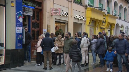 Las filas en las administraciones de lotería son otra de las imágenes típicas que deja siempre el puente de la Constitución.