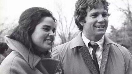 Ryan O'Neal grabando 'Love Story' junto a Ali McGraw.