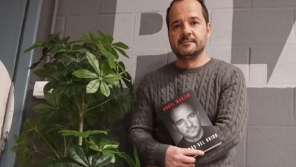 El autor ha visitado Zaragoza para presentar su segundo libro, 'Detrás del ruido'.