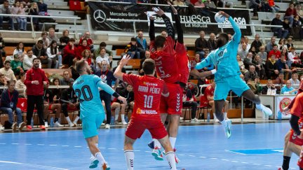 Bada Huesca defendiendo un balón ante el Barça. Foto: Twitter Barça Handball