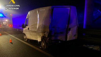 Una de las furgonetas implicadas en el accidente de tráfico de este domingo. / Guardia Civil