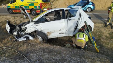 Los bomberos han tenido que rescatar a uno de los conductores del interior de su vehículo. / Diputación de Teruel