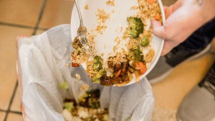 Cada hogar tiró 65,5 kg entre alimentos y bebida en España en 2022.