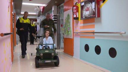 Los niños ingresados en el Clínico podrán ir hasta el quirófano a bordo de este 'jeep' de juguete.