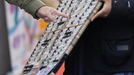 Un hombre comprando lotería. / Europa Press