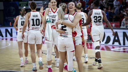 Las jugadoras de Casademont Zaragoza femenino se abrazan tras un triunfo.