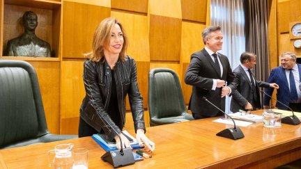 La alcaldesa de Zaragoza, Natalia Chueca, junto al consejero de Urbanismo, Víctor Serrano, en el pleno extraordinario de este lunes. / Ayuntamiento de Zaragoza. Daniel Marcos