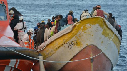 Una patera con 156 personas a bordo llega al muelle de La Restinga, el 15 de diciembre de 2023. / Europa Press