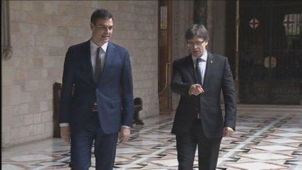 Carles Puigdemont y Pedro Sánchez en el Palau de la Generalitat cuando Puigdemont era presidente catalán y Sánchez líder de la oposición. / Archivo
