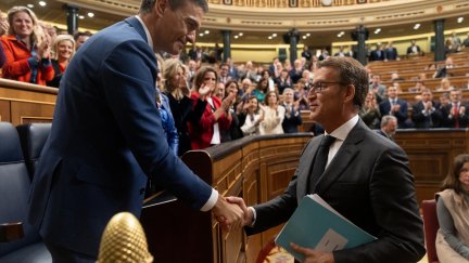 El presidente del Gobierno, Pedro Sánchez, saluda al presidente del PP, Alberto Núñez Feijóo, tras el debate de investidura. / Europa Press