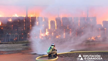 Un bombero trabaja en la extinción de las llamas. / Diputación de Zaragoza