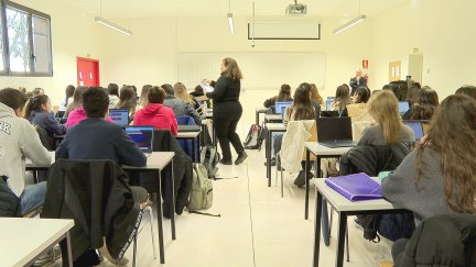 Universitarios dando clase.