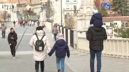 Una familia pasea por Teruel