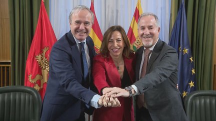 Jorge Azcón, Natalia Chueca y Jorge Más, este jueves en el Ayuntamiento de Zaragoza.