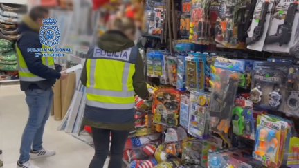 Efectivos de la Policía Nacional inspeccionando un establecimiento de juguetes.