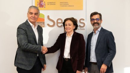 Firma del acuerdo de venta de los terrenos. / Delegación del Gobierno