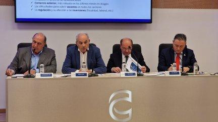 De izquierda a derecha: José Fernando Luna, Presidente de CEOE Cepyme Huesca; Miguel Marzo, Presidente de CEOE Aragón; Félix Longás, Presidente de la Comisión de Coyuntura Económica de CEOE Aragón y Juan Ciércoles, Presidente de CEOE Teruel. / CEOE Aragón