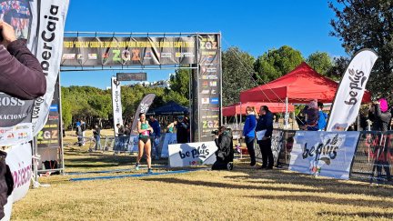 Cristina Espejo, en su entrada a meta en el Cross Internacional de Zaragoza.