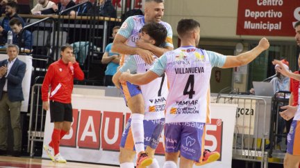 Los jugadores del Wanapix AD Sala 10 celebran uno de los goles del partido.