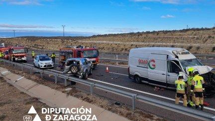 Cuatro heridos leves en un choque múltiple en el alto de La Muela con nueve vehículos implicados. / DPZ