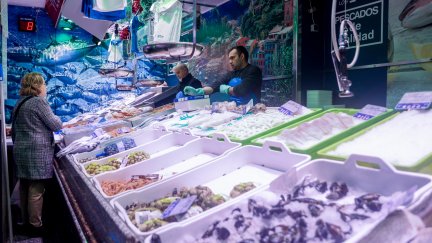 Los percebes, las almejas y la merluza, los alimentos que más suben de precio a pocos días de Navidad. / Europa Press