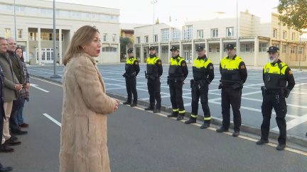 La alcaldesa de Zaragoza visita a los trabajadores de los servicios municipales.