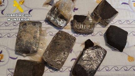La Guardia Civil ha detenido a tres personas por tráfico de drogas.