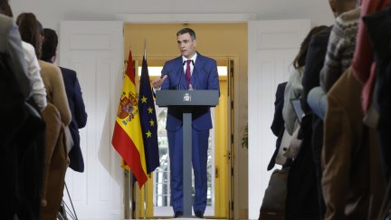 El presidente del gobierno, Pedro Sánchez, realiza declaraciones tras reunión Consejo de Ministros este miércoles en el palacio de la Moncloa en Madrid. EFE/ Juan Carlos Hidalgo