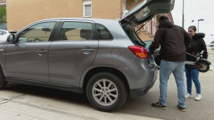 Una pareja carga su coche antes de un viaje.