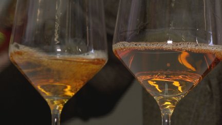 Vino de color naranja en la bodega Grandes Vinos.